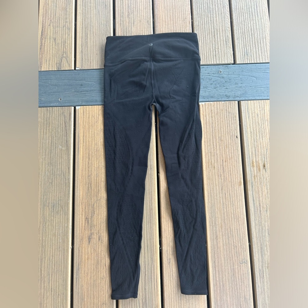 LULULEMON WOMENS TEXTURED LEGGINGS IN A SIZE 8, PERFECT CONDITION & LIGHTLY WORN
